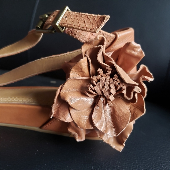 Gianni Bini 3D Flower Strappy Thong Slingback Flat Sandal Brown Leather Size 11 - Picture 3 of 10